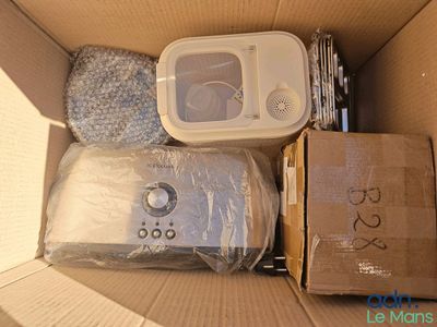 un carton contenant un micro-ondes et d'autres objets
