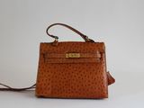 un sac à main en cuir d'autruche sur fond blanc