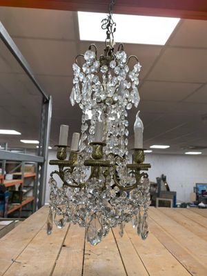 un lustre suspendu au plafond d'une pièce