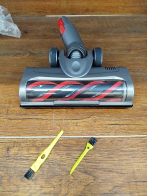 un aspirateur posé par terre à côté d'un outil