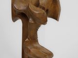 une image représentant une sculpture en bois représentant la tête d'une femme