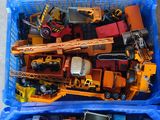 un bac bleu rempli de camions miniatures et d'engins de chantier