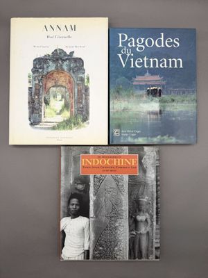 trois livres sont empilés sur une table