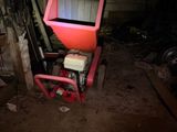 une image représentant une machine rouge et noire dans une pièce sombre