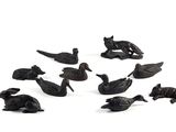 de nombreuses figurines noires représentant des animaux sur un fond blanc