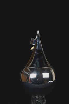 un vase en verre surmonté d'un oiseau