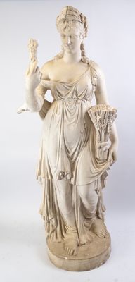 statue en marbre représentant une femme tenant un oiseau et un vase