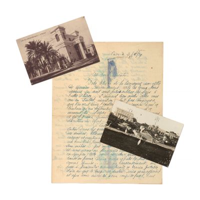 deux vieilles photos d'un bâtiment et une carte postale posées sur une feuille de papier