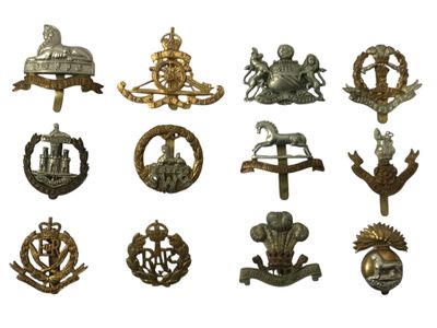 Plusieurs types d'insignes militaires sont représentés sur un fond blanc
