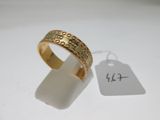 gros plan d'une bague en or portant une étiquette de prix
