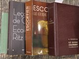 trois livres posés l'un à côté de l'autre sur une table
