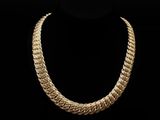 un collier en or sur un mannequin mannequin mannequin mannequin mannequin mannequin mannequin mannequin mannequin mannequin