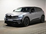 La voiture argentée est garée dans un garage dont le sol est à damier.