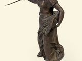 statue en bronze représentant une femme tenant une lance, posée sur un socle