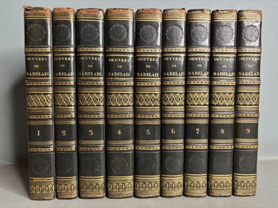 six vieux livres sont alignés sur une table