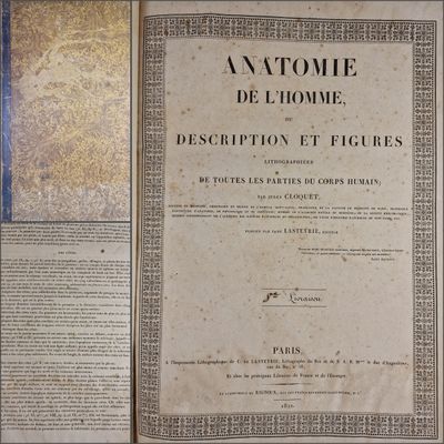 un vieux livre ouvert sur une table