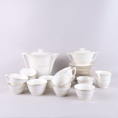 beaucoup de vaisselle et de tasses blanches sur la table