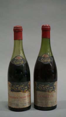 deux bouteilles de vin posées l'une à côté de l'autre sur une table
