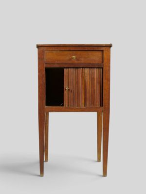 une image représentant une petite armoire en bois dont la porte est ouverte