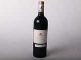 une bouteille de vin posée sur une table