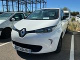 une voiture blanche garée dans un parking