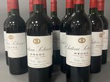 six bouteilles de vin rouge alignées sur une table