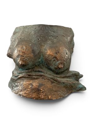 une image représentant le visage d'une femme, sculpté dans le bronze