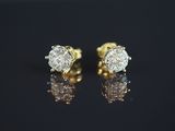 une paire de boucles d'oreilles en diamant posées sur une surface noire
