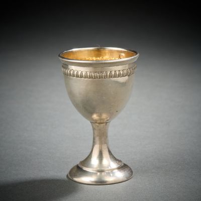 une coupe en argent posée sur une table