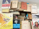 plusieurs livres empilés sur une table