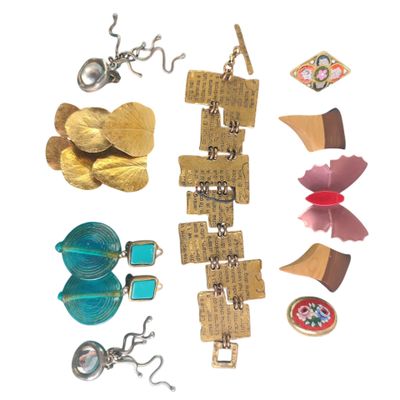 de nombreux bijoux variés posés sur une surface blanche