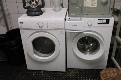deux machines à laver placées l'une à côté de l'autre dans une pièce