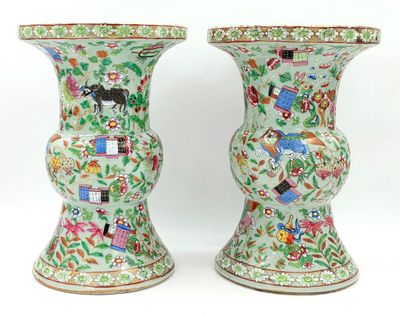 paire de vases chinois ornés de fleurs et d'animaux sur fond blanc