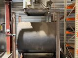 une machine placée au milieu d'une pièce