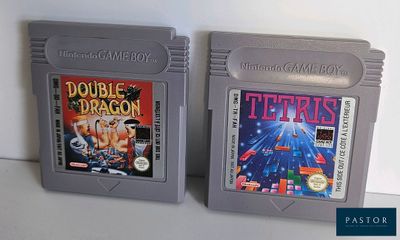 deux jeux Nintendo posés l'un à côté de l'autre sur une table