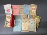 de nombreux livres posés sur une table