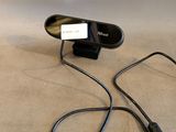 un téléphone portable branché à un chargeur posé sur une table