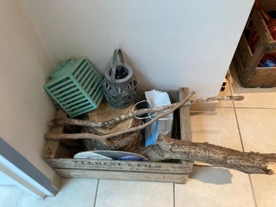 une photo d'une armoire encombrée sur laquelle sont posés tout un tas d'objets