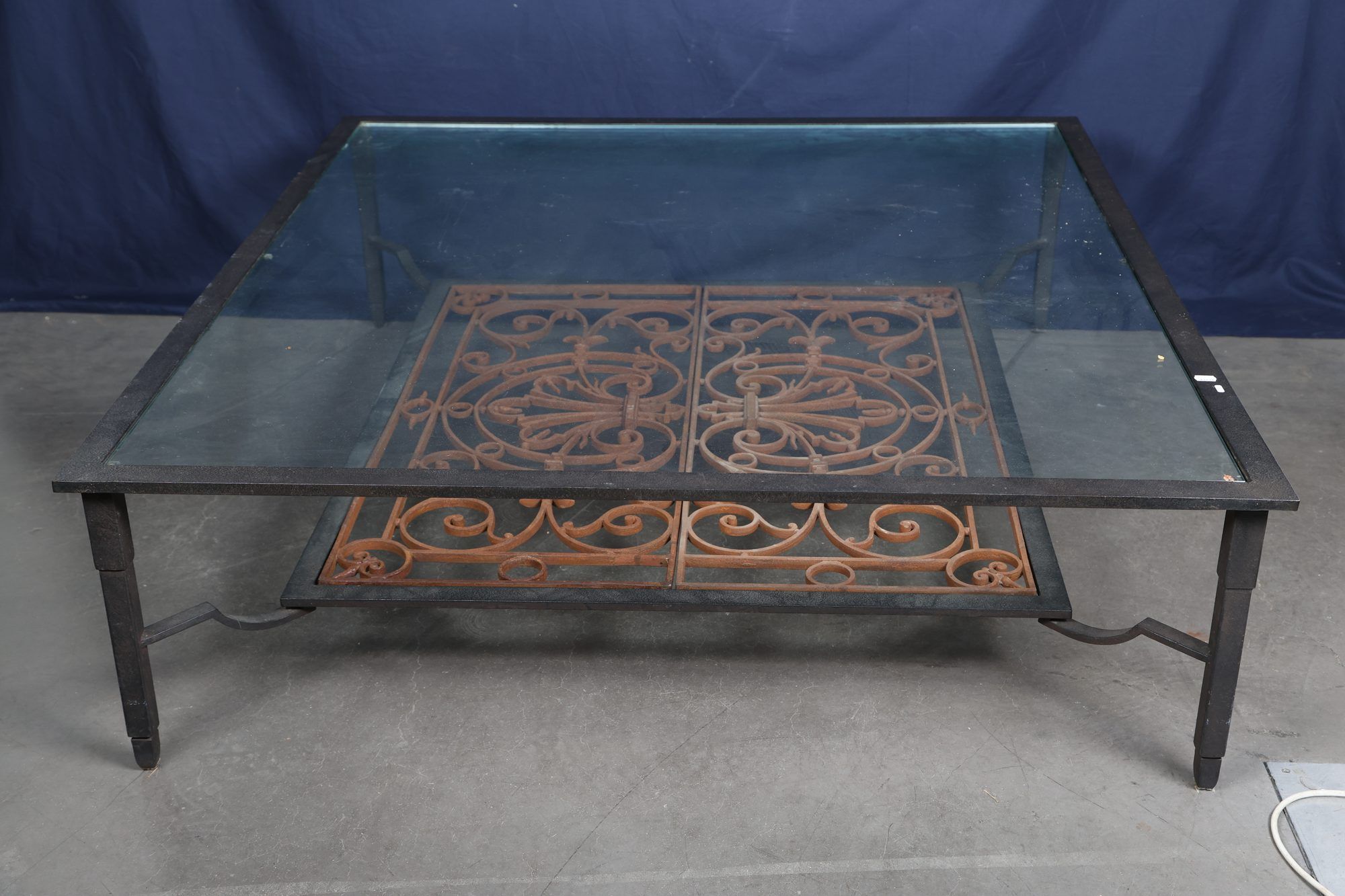 Table basse carrée, plateau verre, piétement en fer forgé