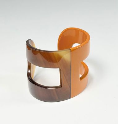 un bracelet marron et orange orné d'un motif carré
