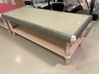 2 Tables basses de présentation en chêne cérusé sur 4 pieds …