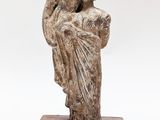 l'image d'une statue représentant une femme tenant un enfant dans ses bras
