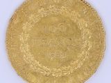 une vieille pièce d'or ornée d'une couronne sur le recto