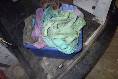 un tas de vêtements posé dans le coffre d'une voiture