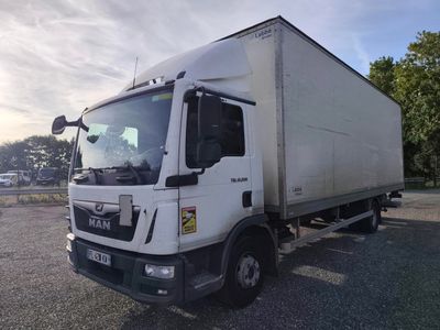 un camion blanc garé sur le parking