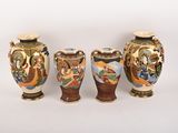 trois vases ornés de motifs différents, posés sur un fond blanc