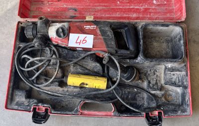 une caisse à outils rouge avec des outils sur le sol