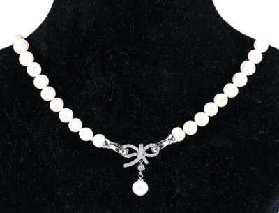 gros plan d'un collier sur un mannequin mannequin