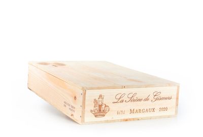 une boîte en bois portant une étiquette, posée sur une surface blanche