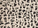 un dessin en noir et blanc représentant des chats et des chiens sur un mur